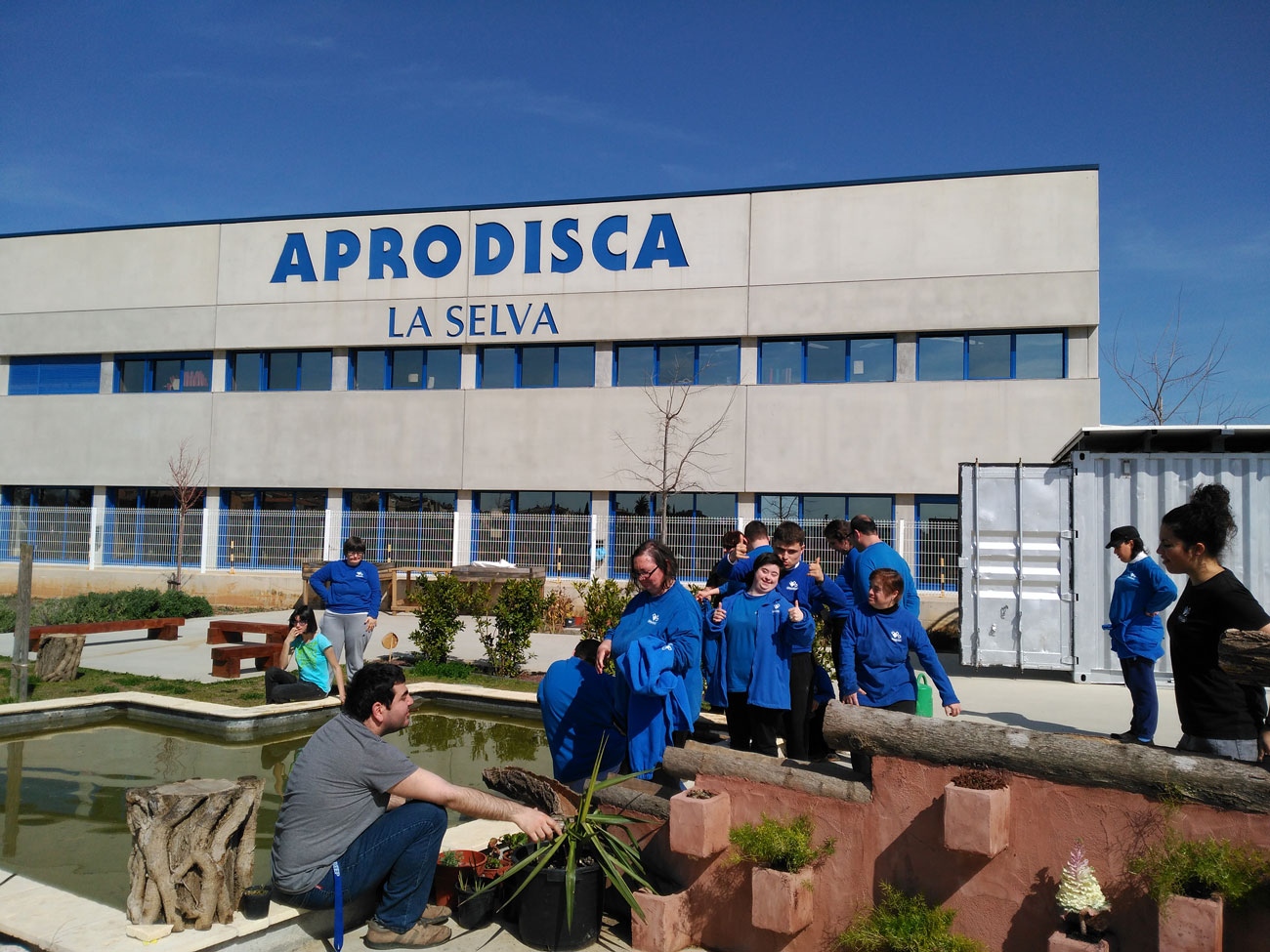 grup de persones a l'exterior del centre d'aprodisca de la selva del camp