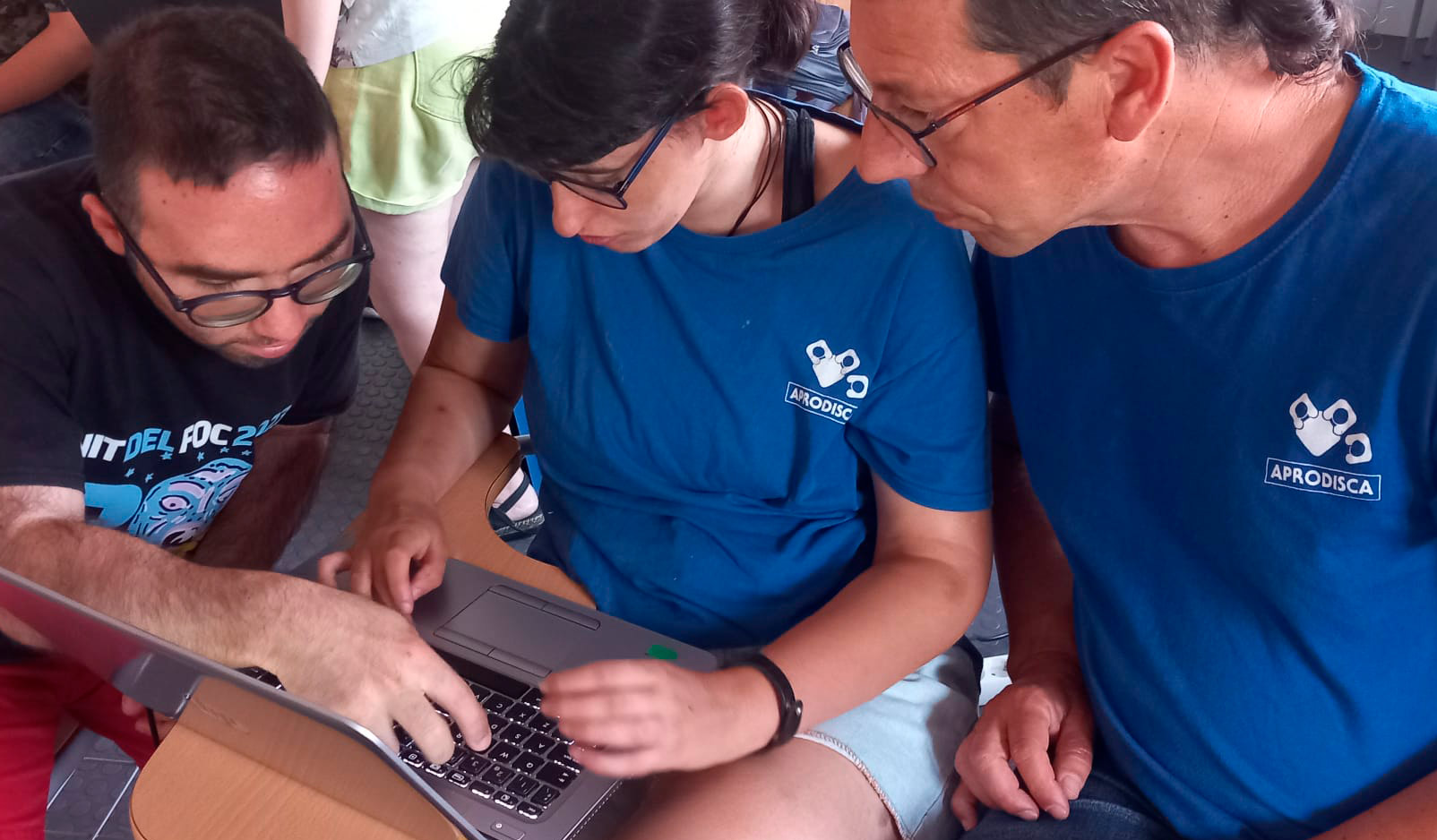 persones d'Aprodisca fent recerca en un ordinador