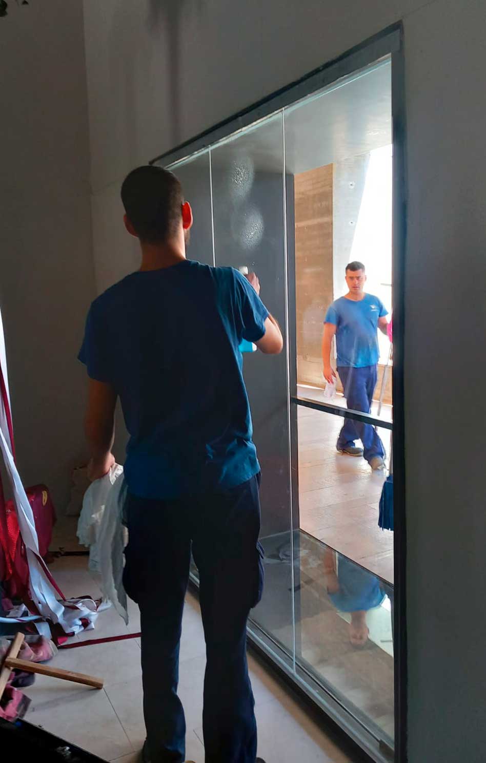 equipo de limpieza trabajando para dejar limpio un equipamiento