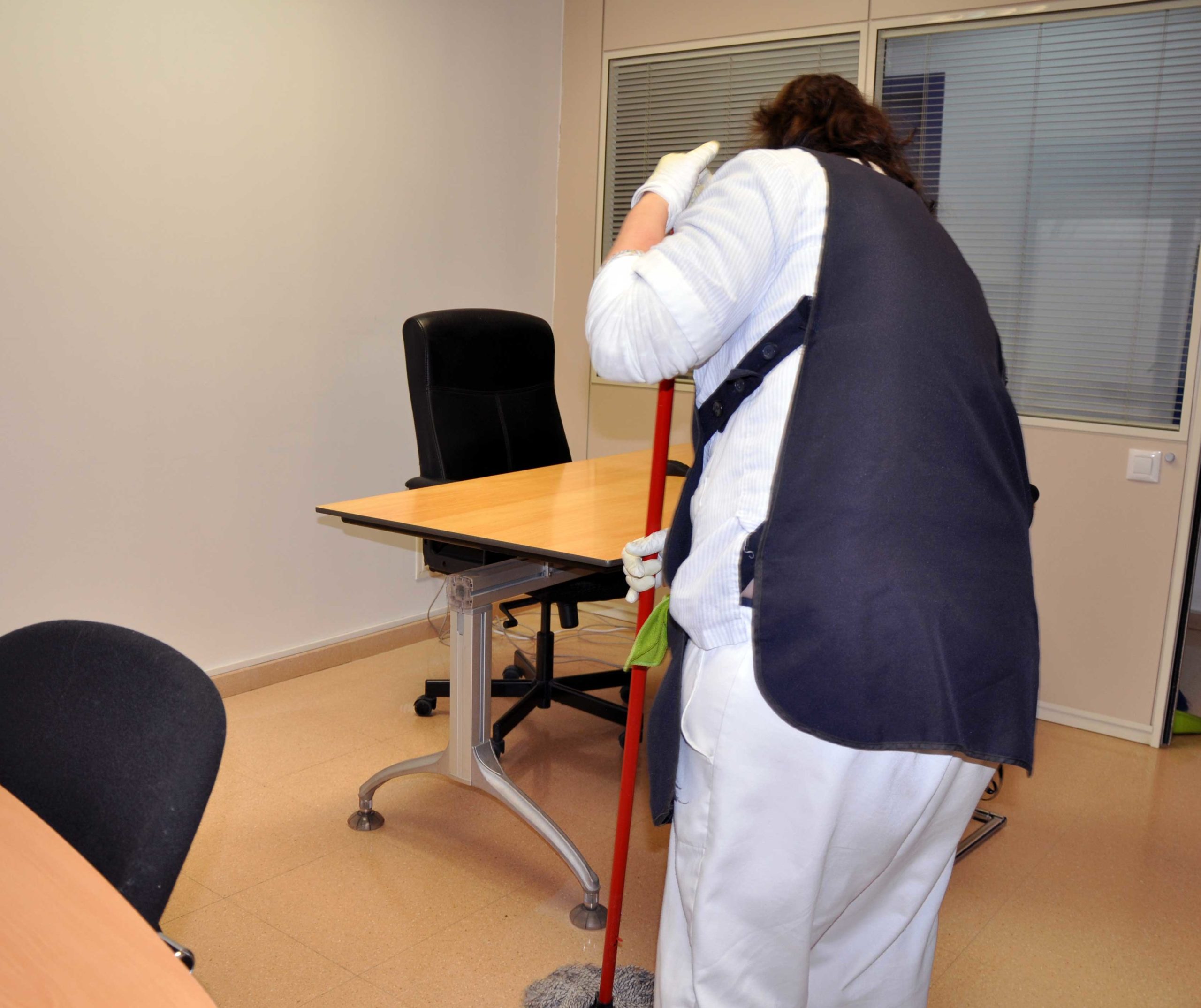 Persona limpiando unas oficinas