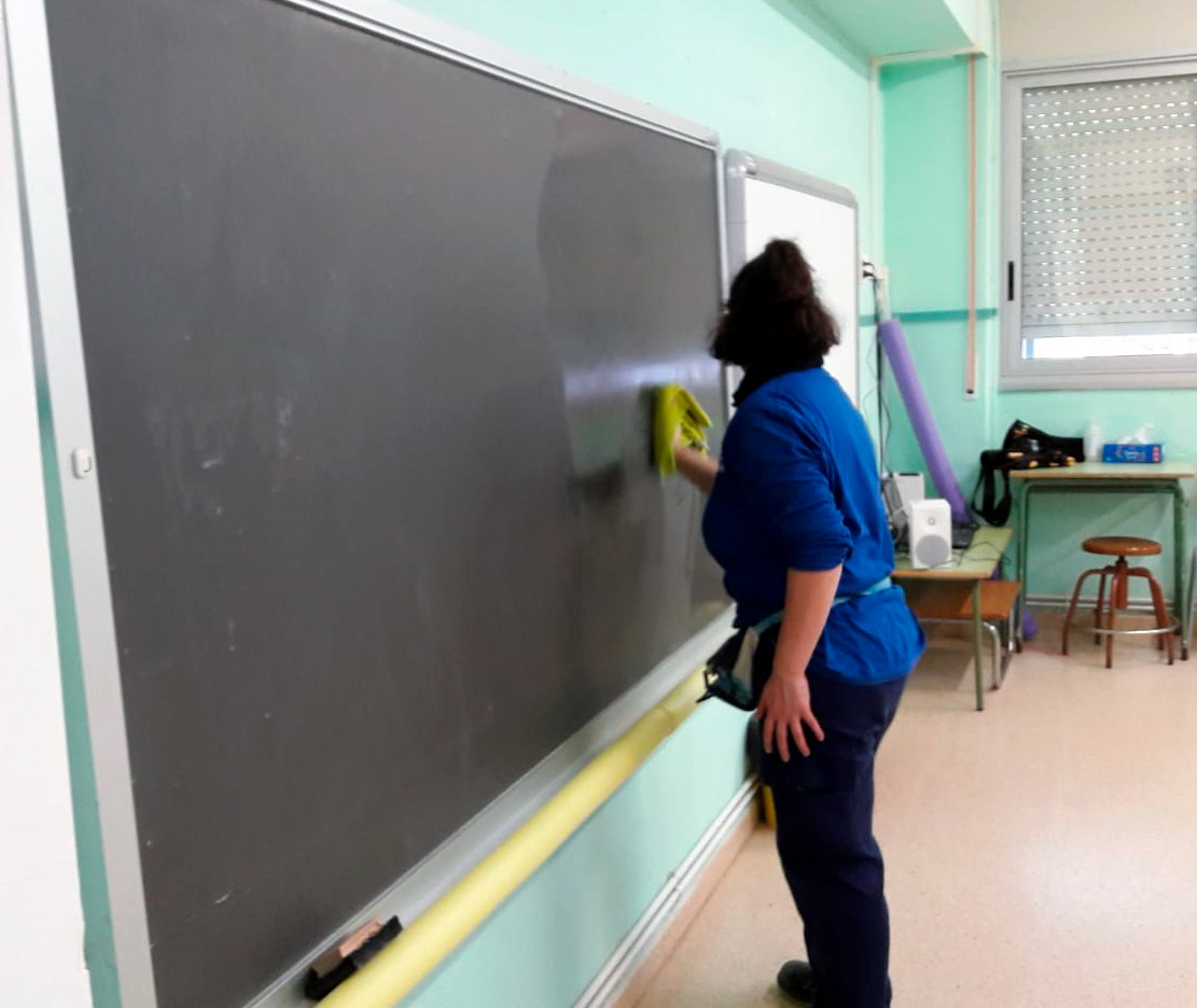 persona del servicio de limpieza trabajando en la limpieza de una escuela