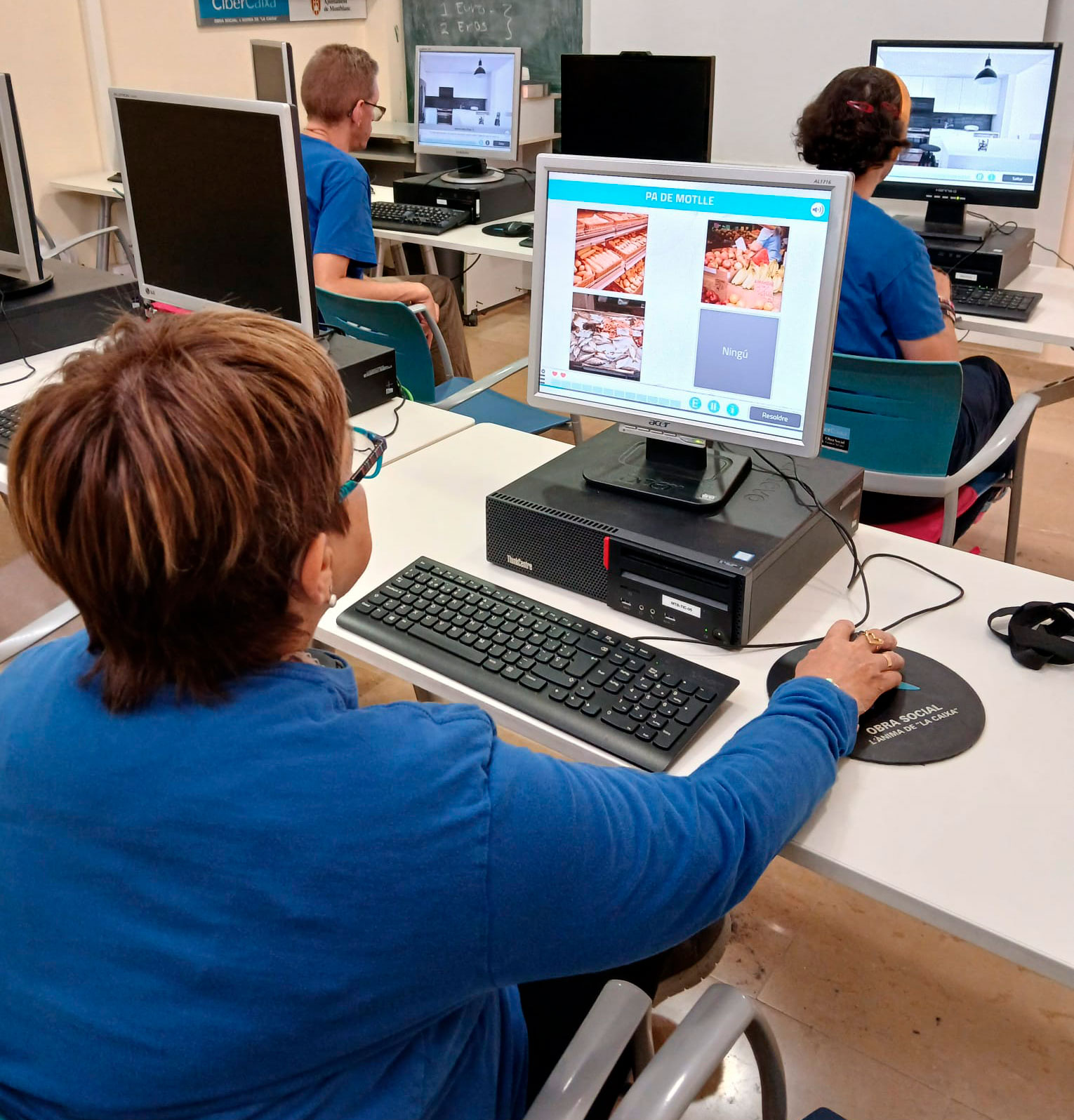 Persones de l'STO en una sessió d'estimulació cognitiva amb l'ordinador