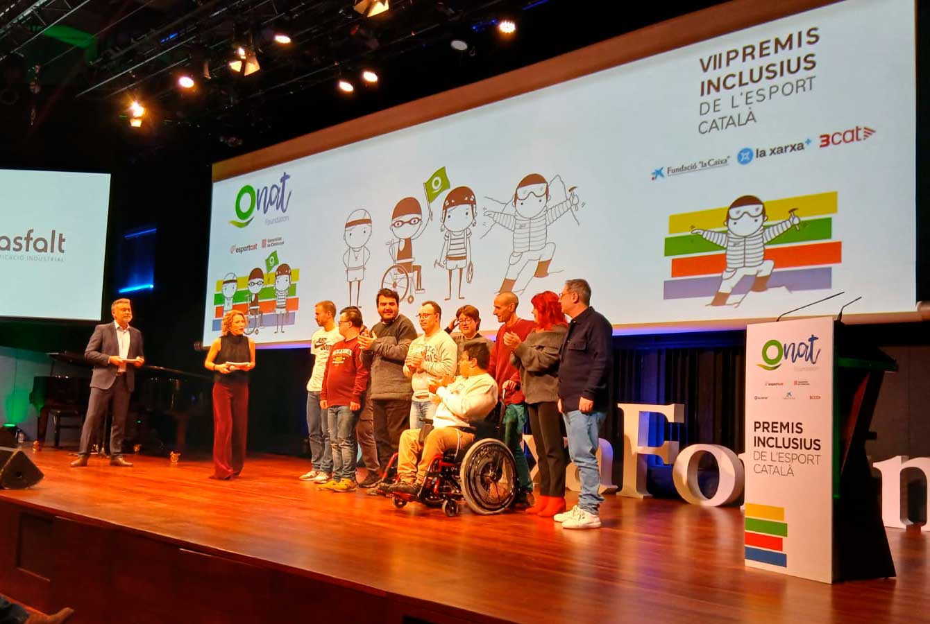 L'equip de natació del servei de lleure recollint el guardó