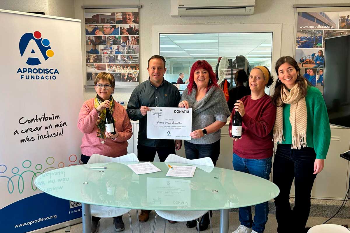 El Celler Mas Foraster entregando el donativo a Aprodisca