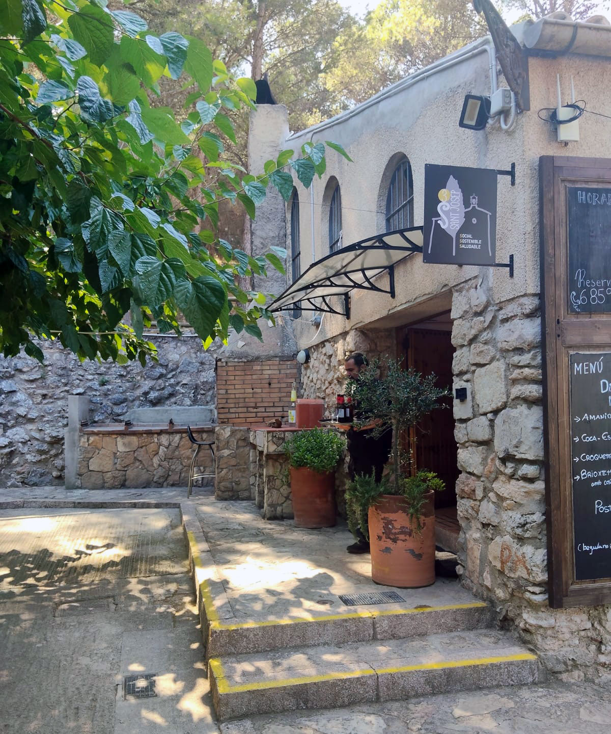 Accés a la zona del bar de les 3 esses
